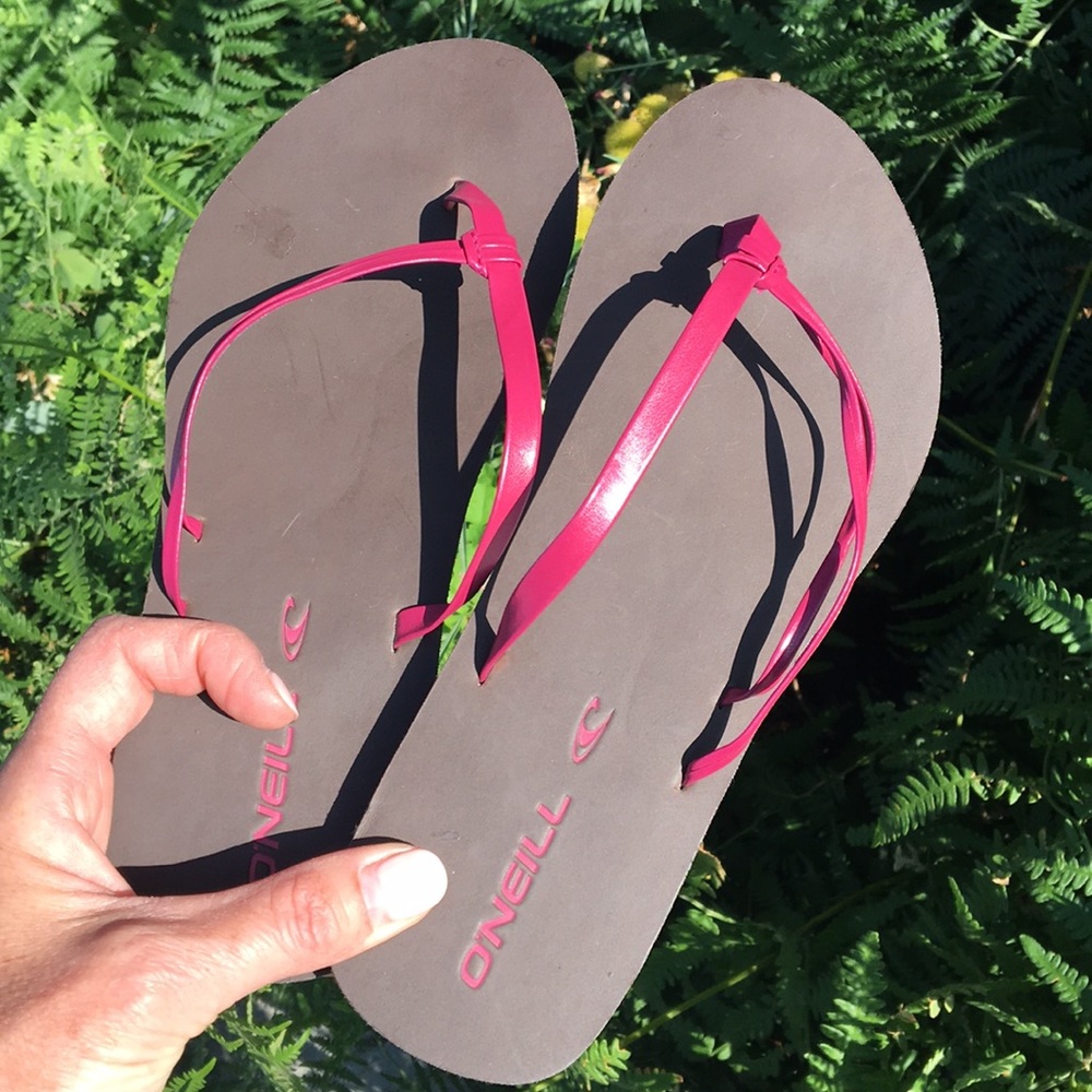 ITEM DONATED ——O’Neill Flip Flops NWOT - Picture 3 of 5